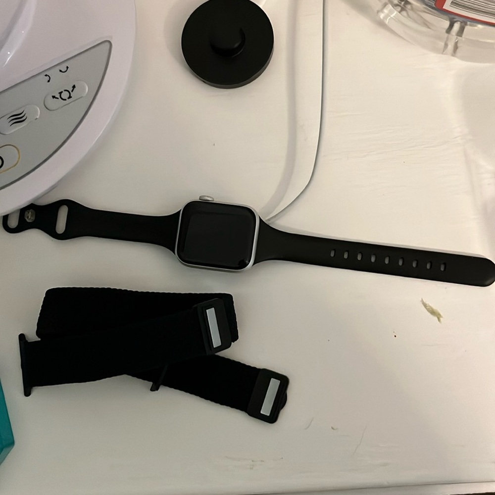 Apple Watch Series 4 40 mm preowned with charger